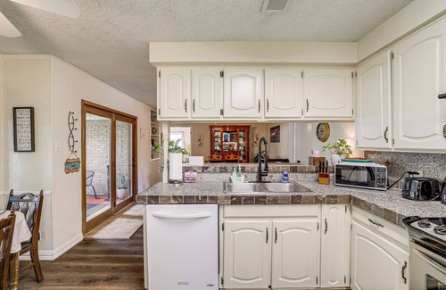 Euless House | Home w/Backyard Oasis < 7 Mi to AT&T Stadium!