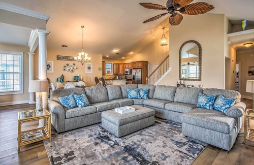 Garden City House | Home w/Deck: 1 Mi to Surfside Beach Access!