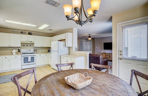Round Rock House | Home with backyard, central AC, & washer/dryer - drive minutes to downtown