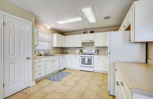 Round Rock House | Home with backyard, central AC, & washer/dryer - drive minutes to downtown