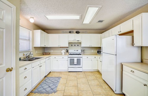 Round Rock House | Home with backyard, central AC, & washer/dryer - drive minutes to downtown