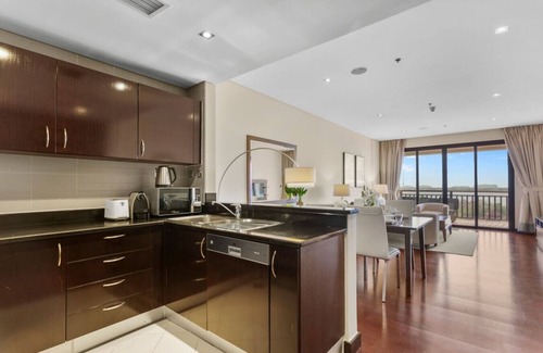 Palm Jumeirah Apartment | Homely 1 Bedroom on Palm Jumeirah w/private beach