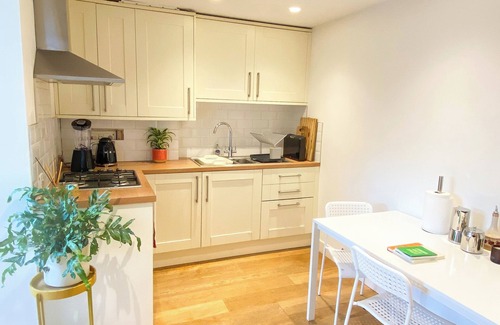 Kilburn Apartment | Homely 2 BDR Flat Patio Near Maida Vale