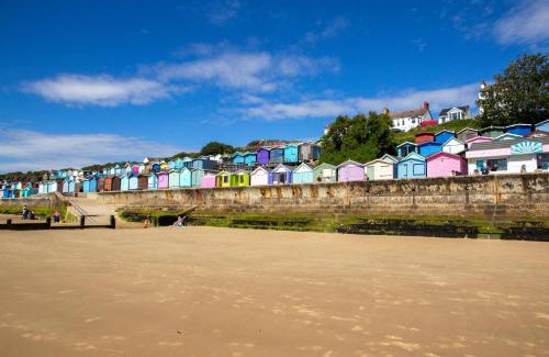 Walton on the Naze Other | Homely 8 Berth Caravan Near To The Beach In Walton-On-The-Naze Ref 17157P