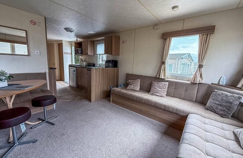 Clacton-on-Sea House | Homely caravan with decking at Valley Farm Holiday Park, sleeps 8 ref 46713V