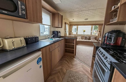 Clacton-on-Sea House | Homely caravan with decking at Valley Farm Holiday Park, sleeps 8 ref 46713V
