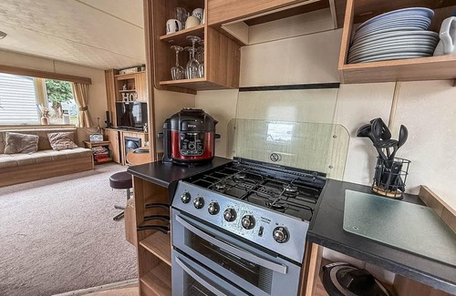 Clacton-on-Sea House | Homely caravan with decking at Valley Farm Holiday Park, sleeps 8 ref 46713V