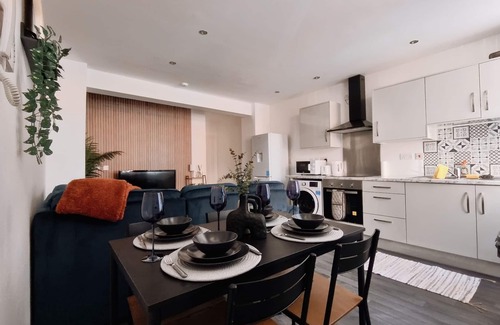 Birmingham City Centre Apartment | Homely, City Centre 3BR Flat on a Quiet Street in Birmingham