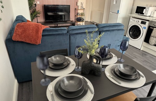 Birmingham City Centre Apartment | Homely, City Centre 3BR Flat on a Quiet Street in Birmingham