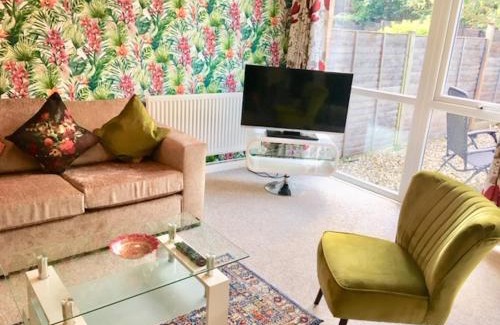 Cambridge Apartment | Homely & Cosy 3 Bed Birch Close House with Free Parking, Garden & Sleeps 8