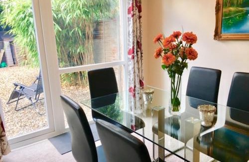 Cambridge Apartment | Homely & Cosy 3 Bed Birch Close House with Free Parking, Garden & Sleeps 8