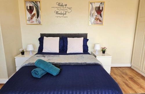 Harehills House | Homely double bed, TV, Wi-Fi and garden