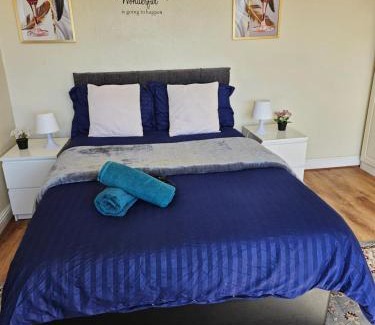 Harehills House | Homely double bed, TV, Wi-Fi and garden