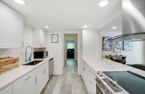 Grand Prairie House | Homely Haven 5BR w/Pool+ BBQ & Gourmet Kitchen