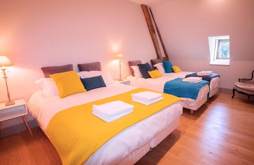 Volesvres Villa | Homerez - Amazing villa for 24 ppl. with swimming-pool and garden at Volesvres