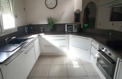 Gigean House | Homerez - Charming House in Gigean with Terrace and Fenced Garden