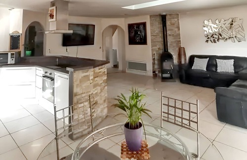Gigean House | Homerez - Charming House in Gigean with Terrace and Fenced Garden
