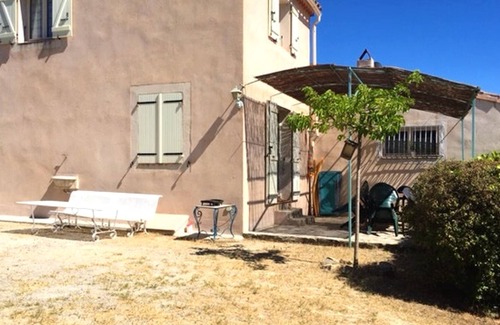 Ansouis House | Homerez - Nice house for 4 ppl. with shared pool, garden and terrace at Ansouis