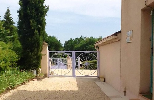 Ansouis House | Homerez - Nice house for 4 ppl. with shared pool, garden and terrace at Ansouis