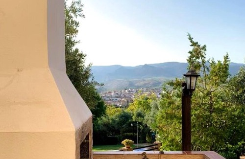 Pozo Alcon Villa | Homerez - Villa for 6 ppl. with swimming-pool, jacuzzi and garden at Pozo Alcón