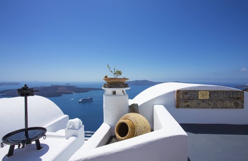 Firostefani Apartment | Homeric Poems