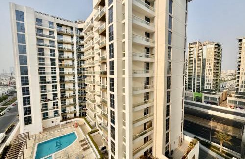 Dubai Apartment | Homes2Retreat - Cozy Studio with Pool and Sauna in Al Furjan