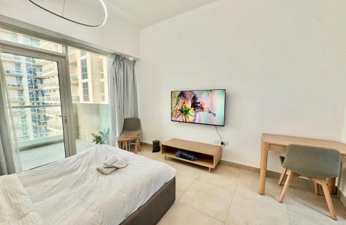 Dubai Apartment | Homes2Retreat - Cozy Studio with Pool and Sauna in Al Furjan