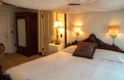 Willoughby Bed & Breakfast | Homestead House B&B