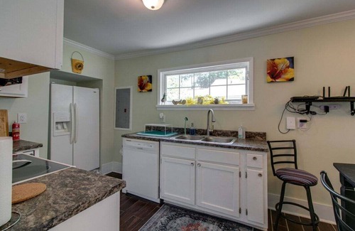 Clarksville House | Hometown Clarksville Cottage (1021 Crossland Ave)