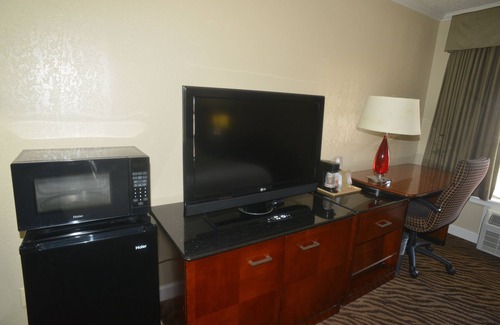 Tulsa Hotel | Hometown Inn & Suites