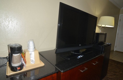 Tulsa Hotel | Hometown Inn & Suites