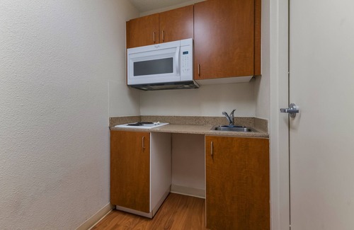Orlando Hotel | HomeTowne Studios by Red Roof Orlando - UCF Area