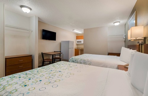 Orlando Hotel | HomeTowne Studios by Red Roof Orlando - UCF Area
