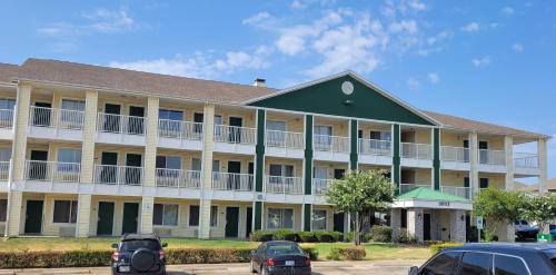 Irving Hotel | HomeTowne Studios by Red Roof Dallas - Irving
