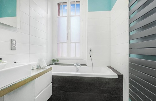 Annemasse Apartment | Homey Awesome -Close to train/private balcony/wifi