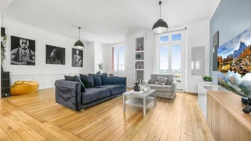Annemasse Apartment | HOMEY AWESOME - Proche Gare et Tram - Centre-ville - Balcon privé - Wifi gratuit