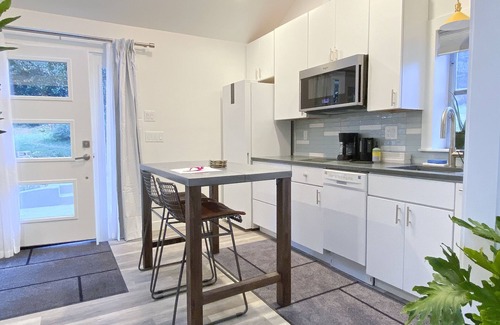 Charlottesville House | Honey B—Honey House 2 Recently renovated near UVA,Monticello and downtown