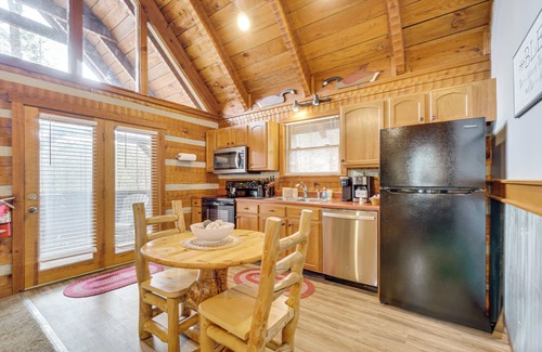 Townsend Cabin | Honey Bear Pause: Rural Escape w/Porch & Hot Tub!