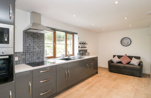 Axminster Cottage | HONEY BEE RETREAT, pet friendly, with a garden in Tytherleigh
