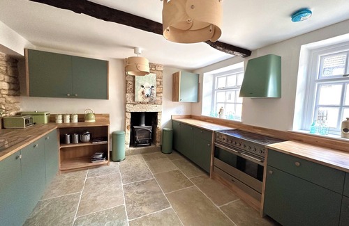 Winchcombe Cottage | Honey stone and style year round
