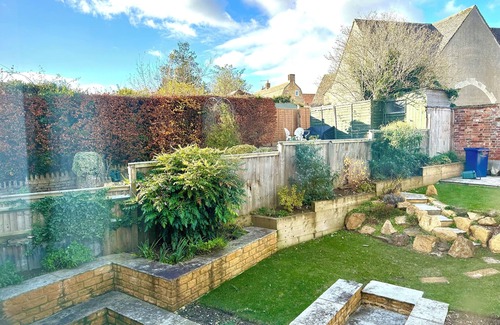 Winchcombe Cottage | Honey stone and style year round