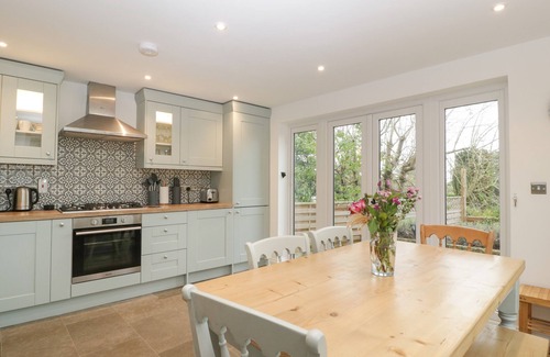 Shipton Gorge Cottage | HONEYPOT COTTAGE, pet friendly, with open fire in Burton Bradstock