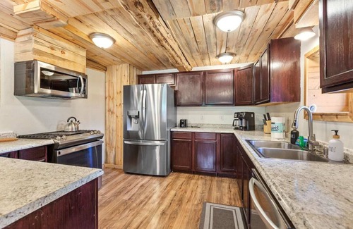 Athol Cabin | Honeysuckle Chalet Athol, Idaho