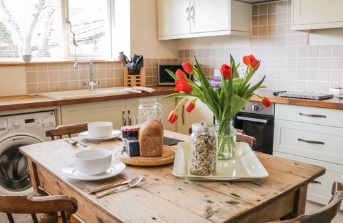 Saint Erth Praze Cottage | HONEYSUCKLE COTTAGE, family friendly, with a garden in Helston