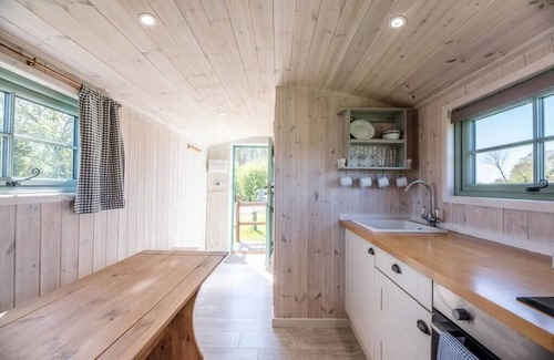Bedfield Cabin | Honeysuckle Farm Hut 1 - Suffolk Farm Holidays