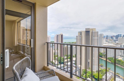 Waikiki Apartment | Honolulu Condo Stay with Balcony Walk to Beaches!