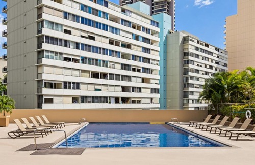 Waikiki Apartment | Honolulu Condo Stay with Balcony Walk to Beaches!