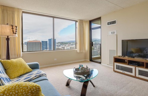Waikiki Apartment | Honolulu Condo Stay with Balcony Walk to Beaches!
