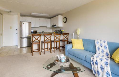 Waikiki Apartment | Honolulu Condo Stay with Balcony Walk to Beaches!