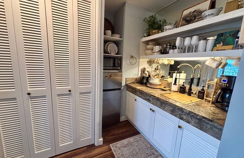 Waikiki Condo | Honu Hideaway Studio at Royal Garden | Lanai Oasis